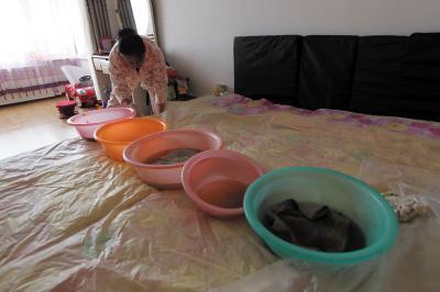 朝阳楼上漏水，住户失联，小区没物管，业主维权难！律师来支招……